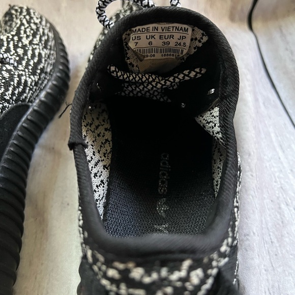 Adidas Yeezy Boost Women's Sneakers Size 7 Black White - Picture 6 of 9